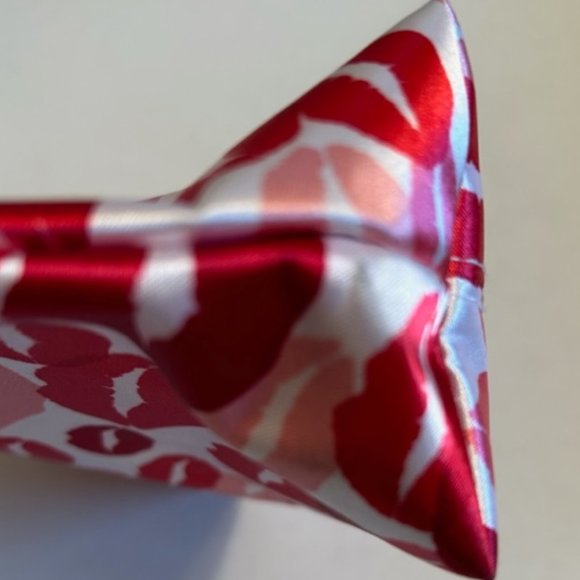 Clinique Pink Lip Patterned Cosmetic Bag - Picture 6 of 7